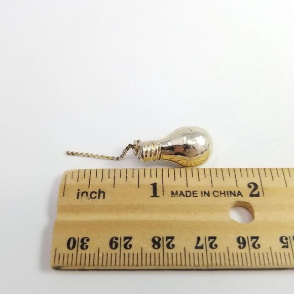 Vintage Little Lightbulb Pin Brooch, SIlver Tone, Novelty jewelry Retro Estate - Picture 4 of 5